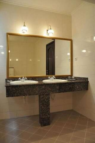 Отель Majestic Hotel & Restaurant Яссы Улучшенный люкс с гидромассажной ванной-5