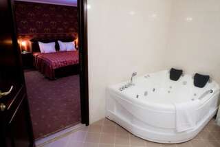 Отель Majestic Hotel & Restaurant Яссы Улучшенный люкс с гидромассажной ванной-7