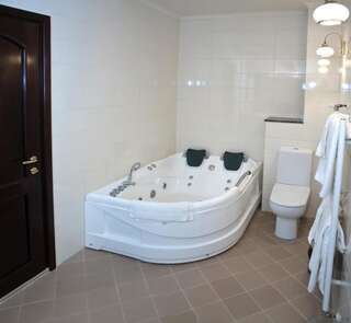 Отель Majestic Hotel & Restaurant Яссы Улучшенный люкс с гидромассажной ванной-10