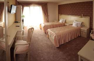 Отель Majestic Hotel & Restaurant Яссы Улучшенный двухместный номер с 1 кроватью или 2 отдельными кроватями и балконом-1